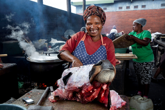 maGagayi carves a bovine head