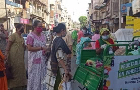 Street vendors social distancing in India