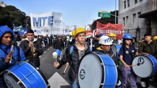 Des membres du MTE tiennent une manifestation à Buenos Aires, en Argentine