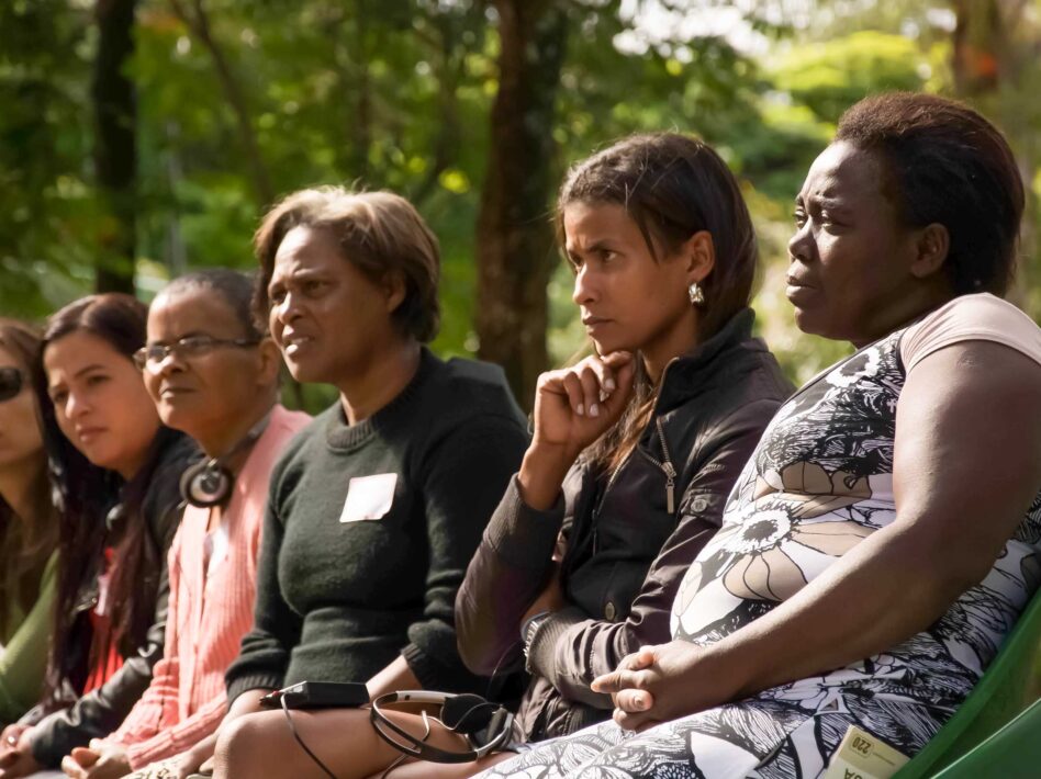 Participants of the Gender and Waste Workshop in Belo Horizonte sit outdoors.