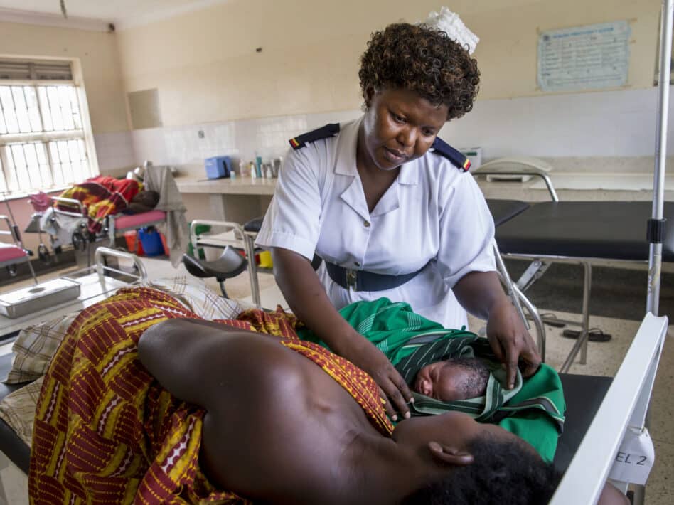 Head antenatal nurse Margie Harriet Egessa provides postnatal care to a mother and her newborn at Mukujju clinic, which is supported by DSW.